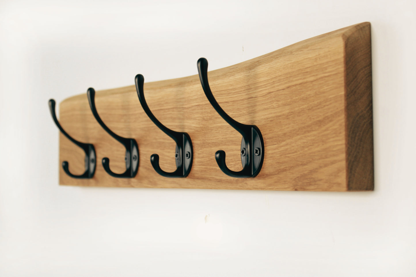 Garderobe mit rustikaler Waldkante und schwarzen Schwanenhals Haken