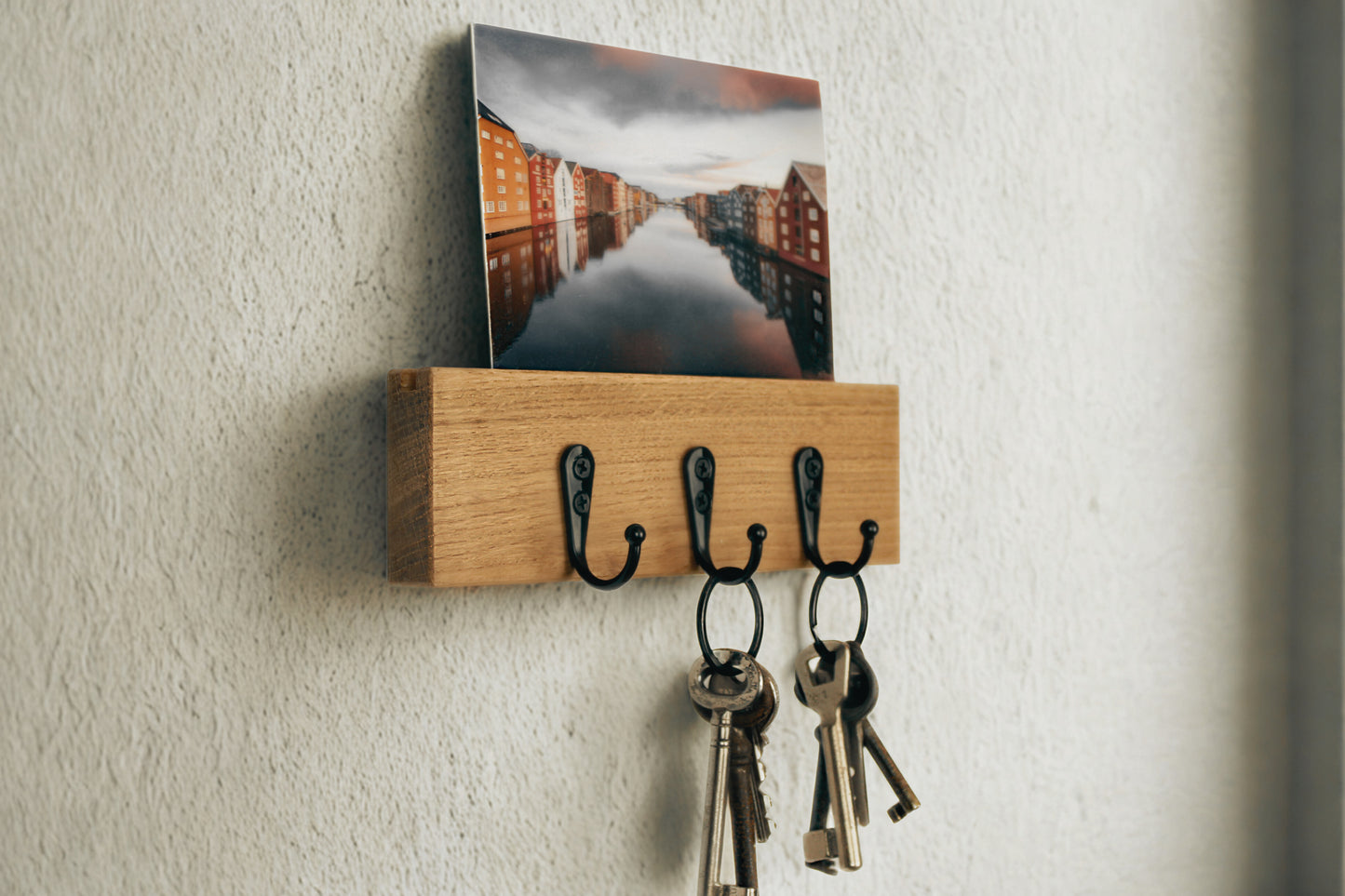 Schlüsselbrett mit Postkartenschlitz und schwarzen Haken
