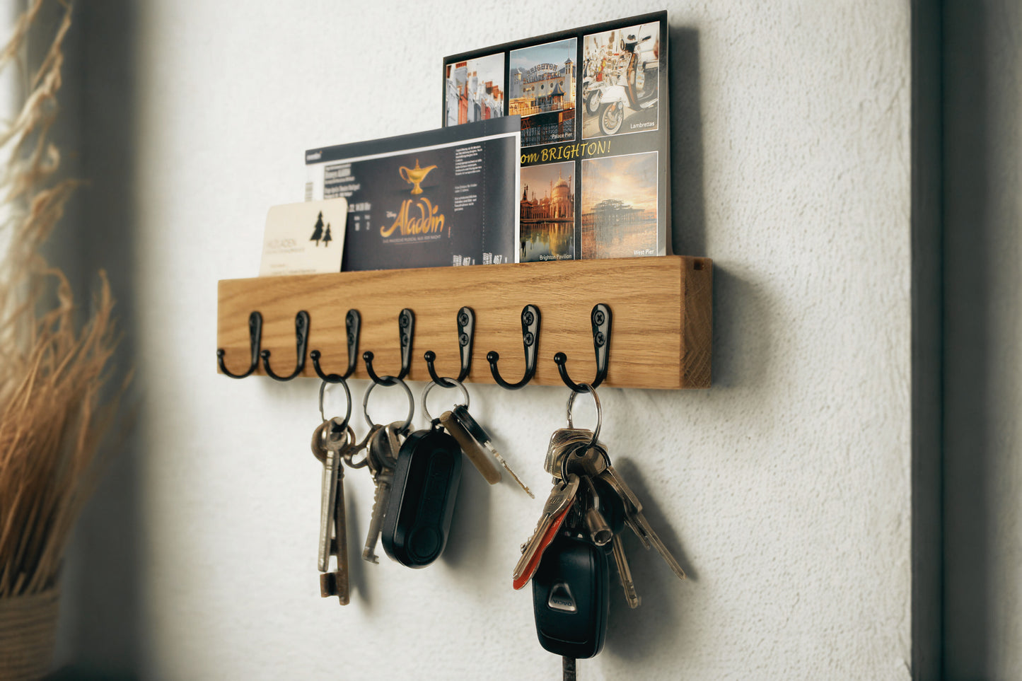 Schlüsselbrett mit Postkartenschlitz und schwarzen Haken