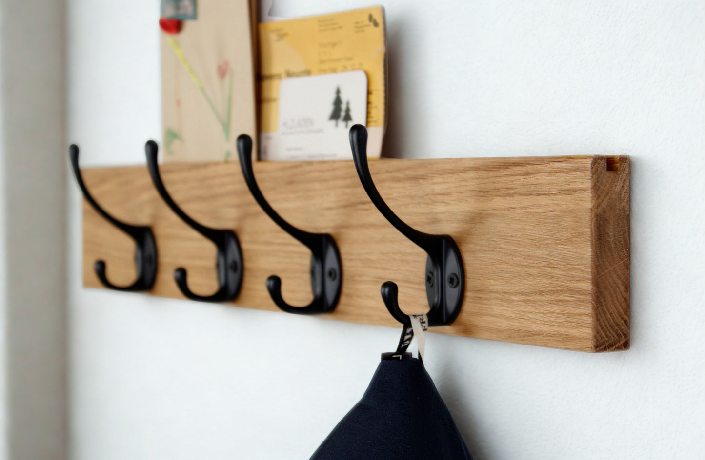 Garderobenleiste aus Eichenholz, Wandgarderobe, mit Briefschlitz Postkartenhalter, schwarzen Haken