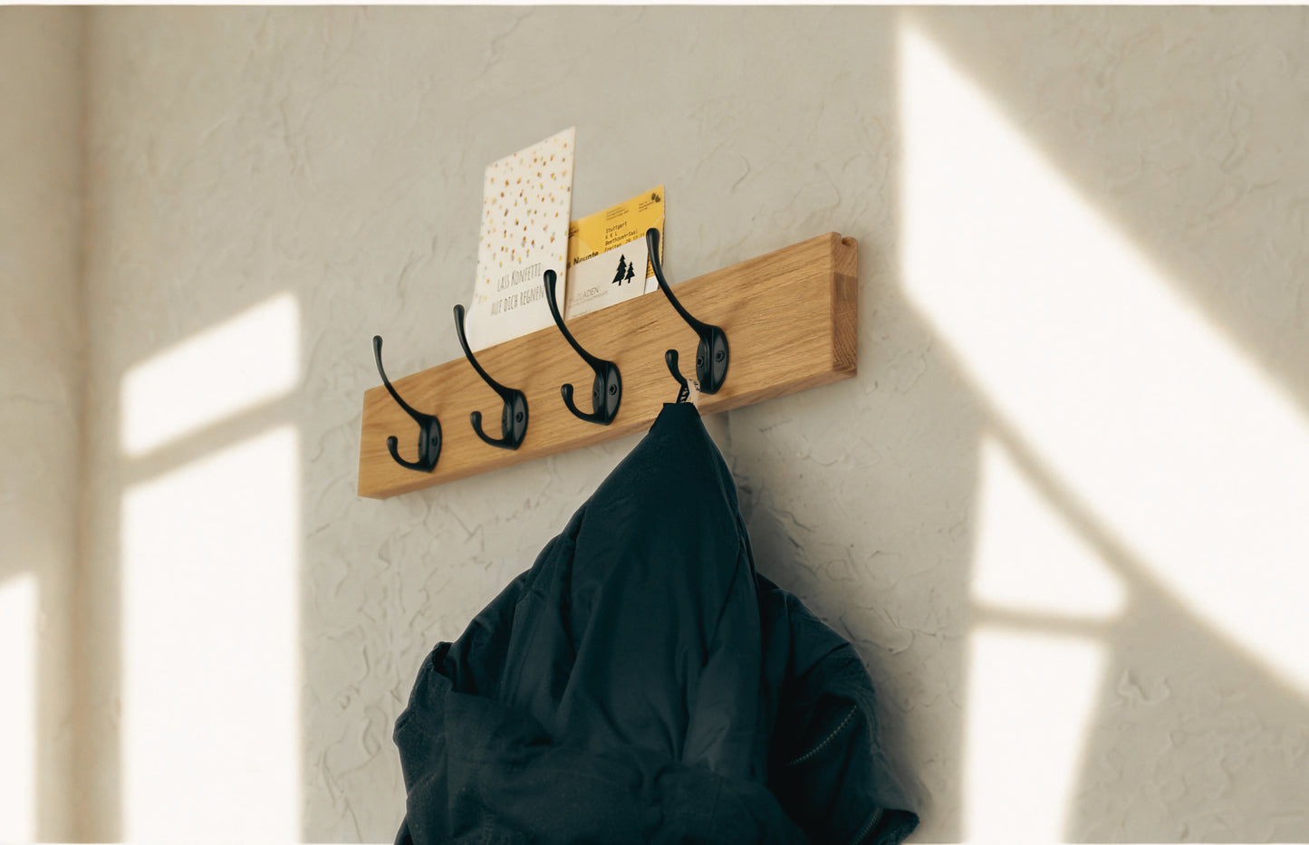 Garderobenleiste aus Eichenholz, Wandgarderobe, mit Briefschlitz Postkartenhalter, schwarzen Haken