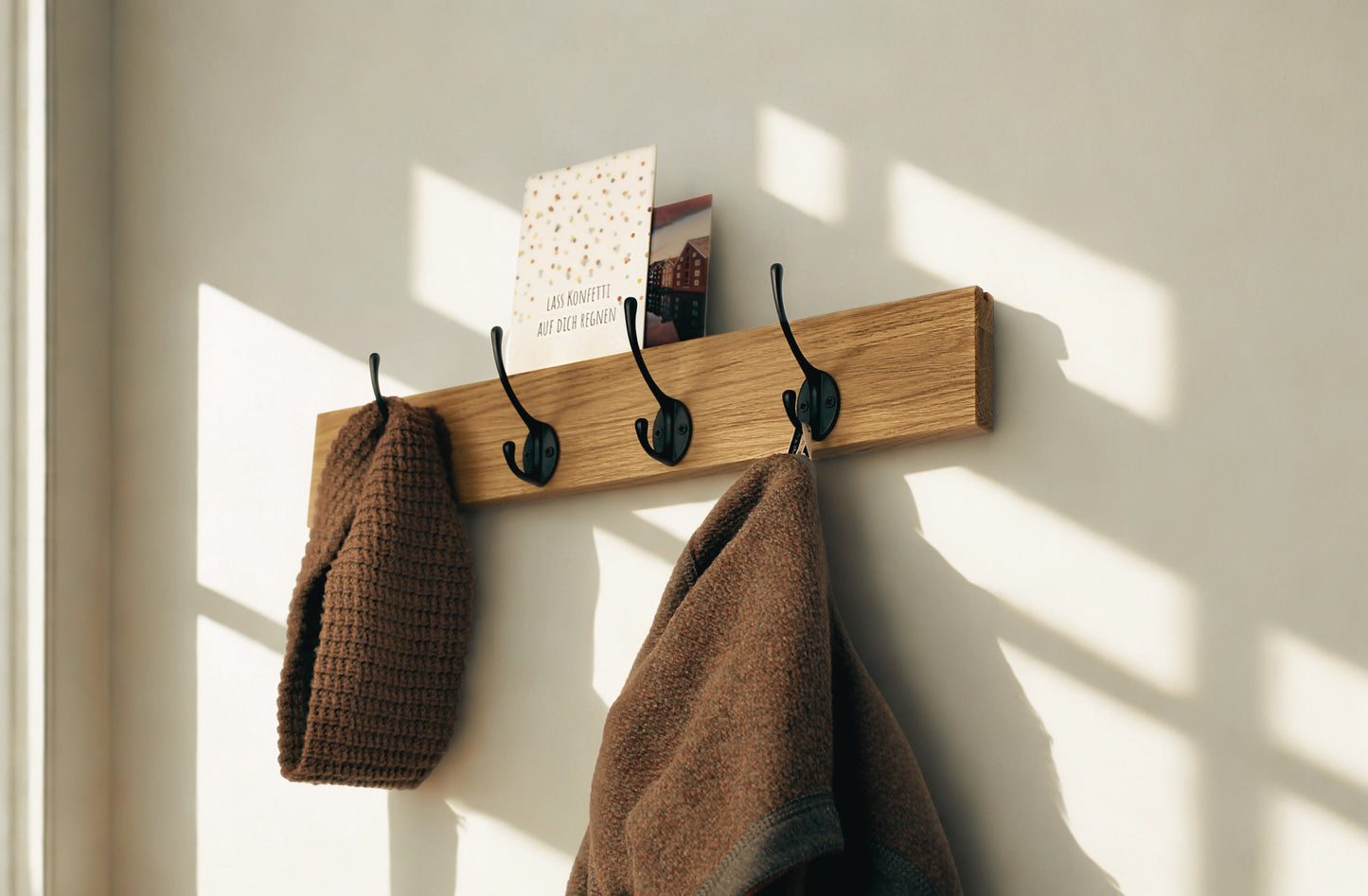 Garderobenleiste aus Eichenholz, Wandgarderobe, mit Briefschlitz Postkartenhalter, schwarzen Haken