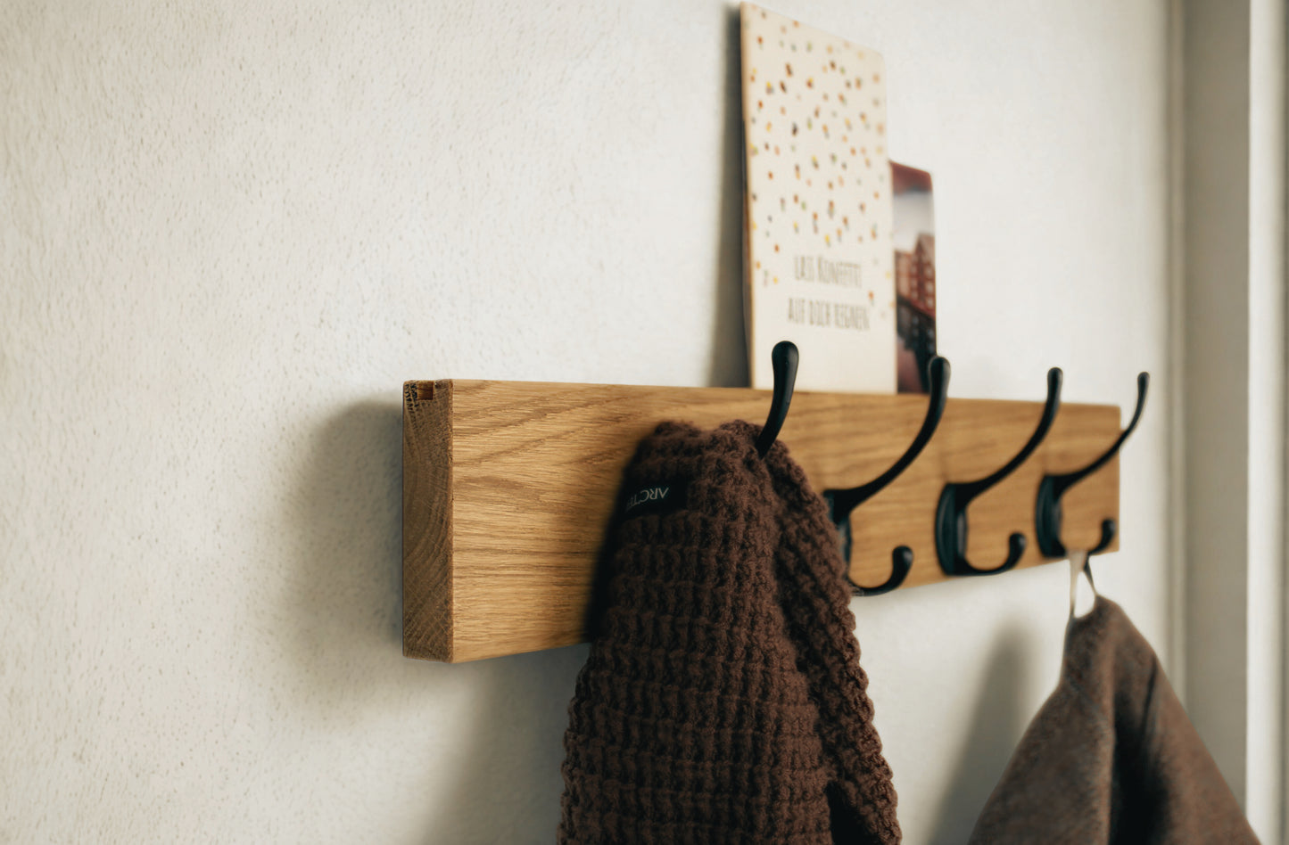 Garderobenleiste aus Eichenholz, Wandgarderobe, mit Briefschlitz Postkartenhalter, schwarzen Haken