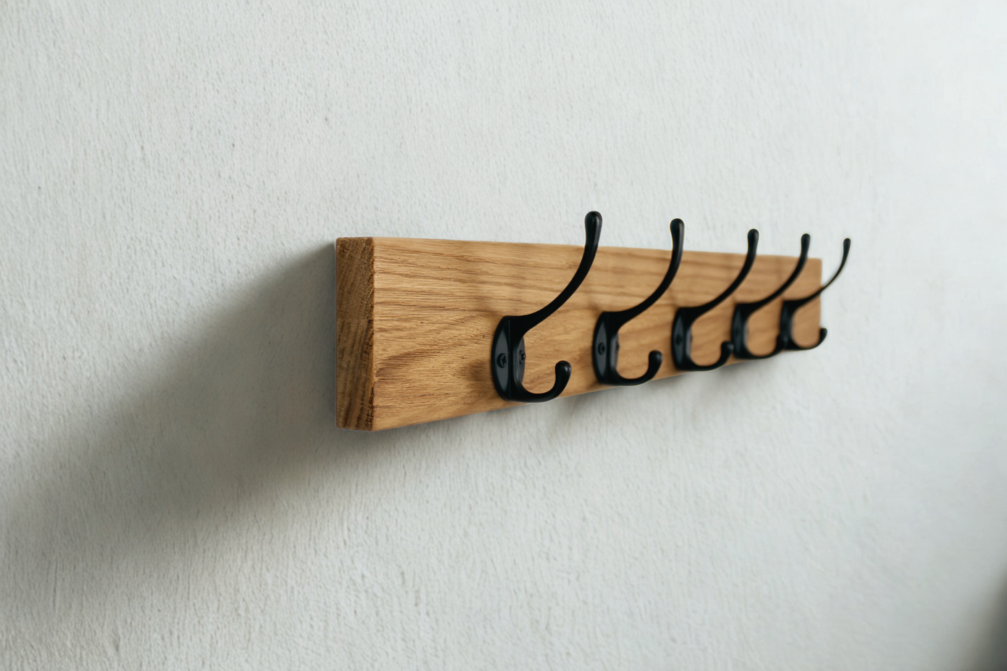 Wandgarderobe mit schwarzen Schwanenhalshaken