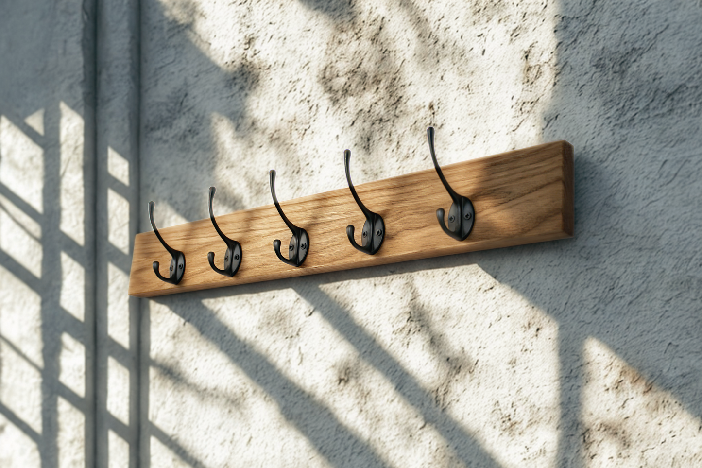 Wandgarderobe mit schwarzen Schwanenhalshaken