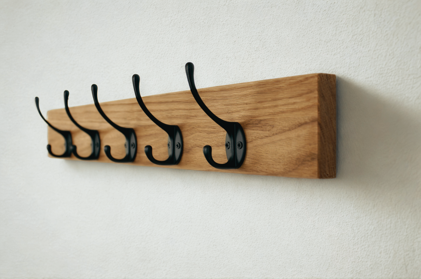 Wandgarderobe mit schwarzen Schwanenhalshaken
