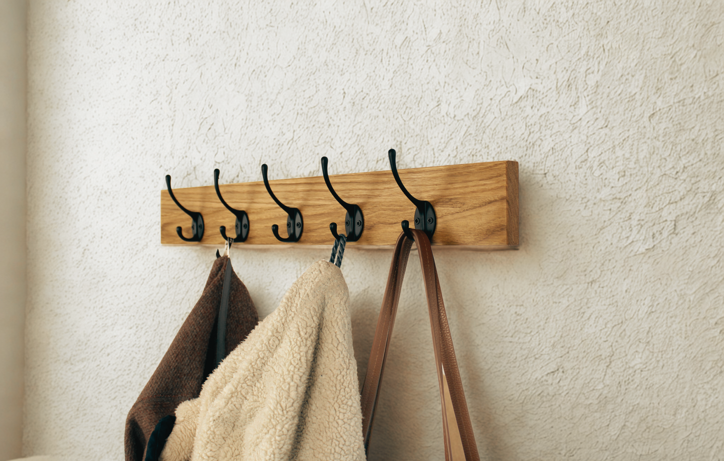 Wandgarderobe mit schwarzen Schwanenhalshaken