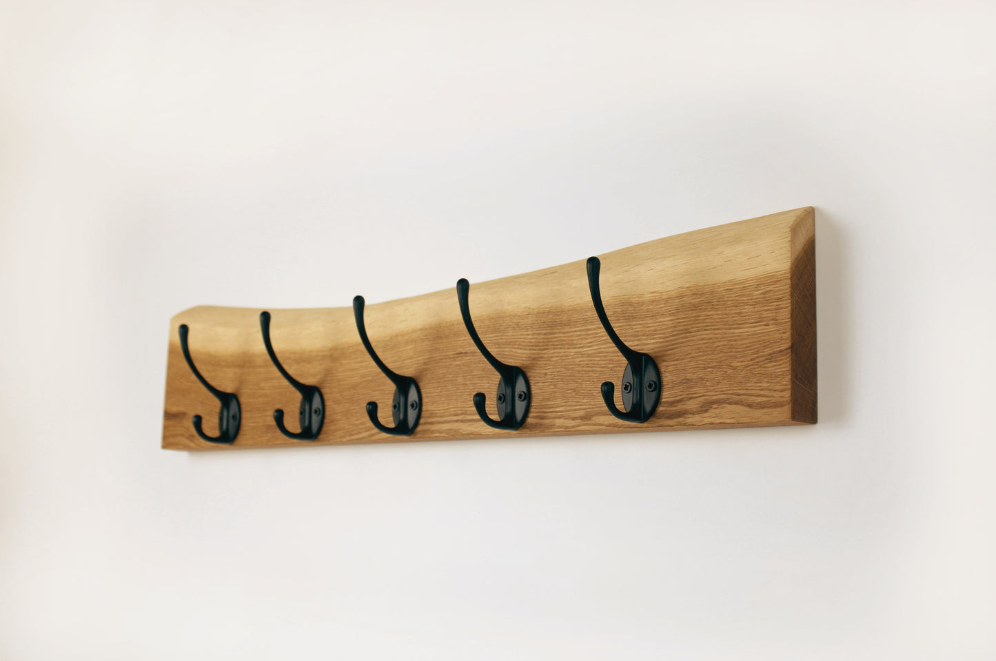 Garderobe mit rustikaler Waldkante und schwarzen Schwanenhals Haken