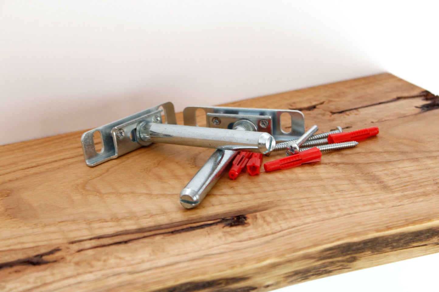 Massives Holzregal mit Baumkante, nachhaltiges Regal aus Holz, Regal nach Maß