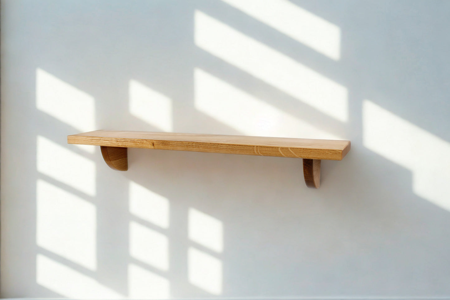 Wandregal „Liv“ – handgefertigtes Regal aus massiver Eiche | minimalistisches Design | Holzregal für Wohnzimmer, Küche & Bad