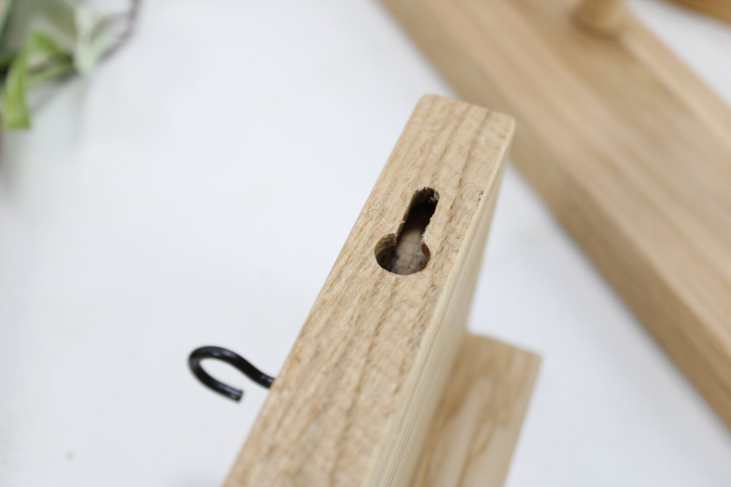 Schlüsselbrett Tavero aus Eiche mit Ablage & Haken – Wandregal aus Massivholz, handgefertigt, minimalistisch | modern