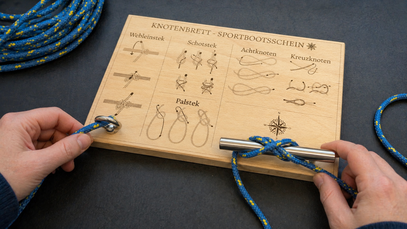 Nahaufnahme der gravierten Knotenanleitung auf Buche.