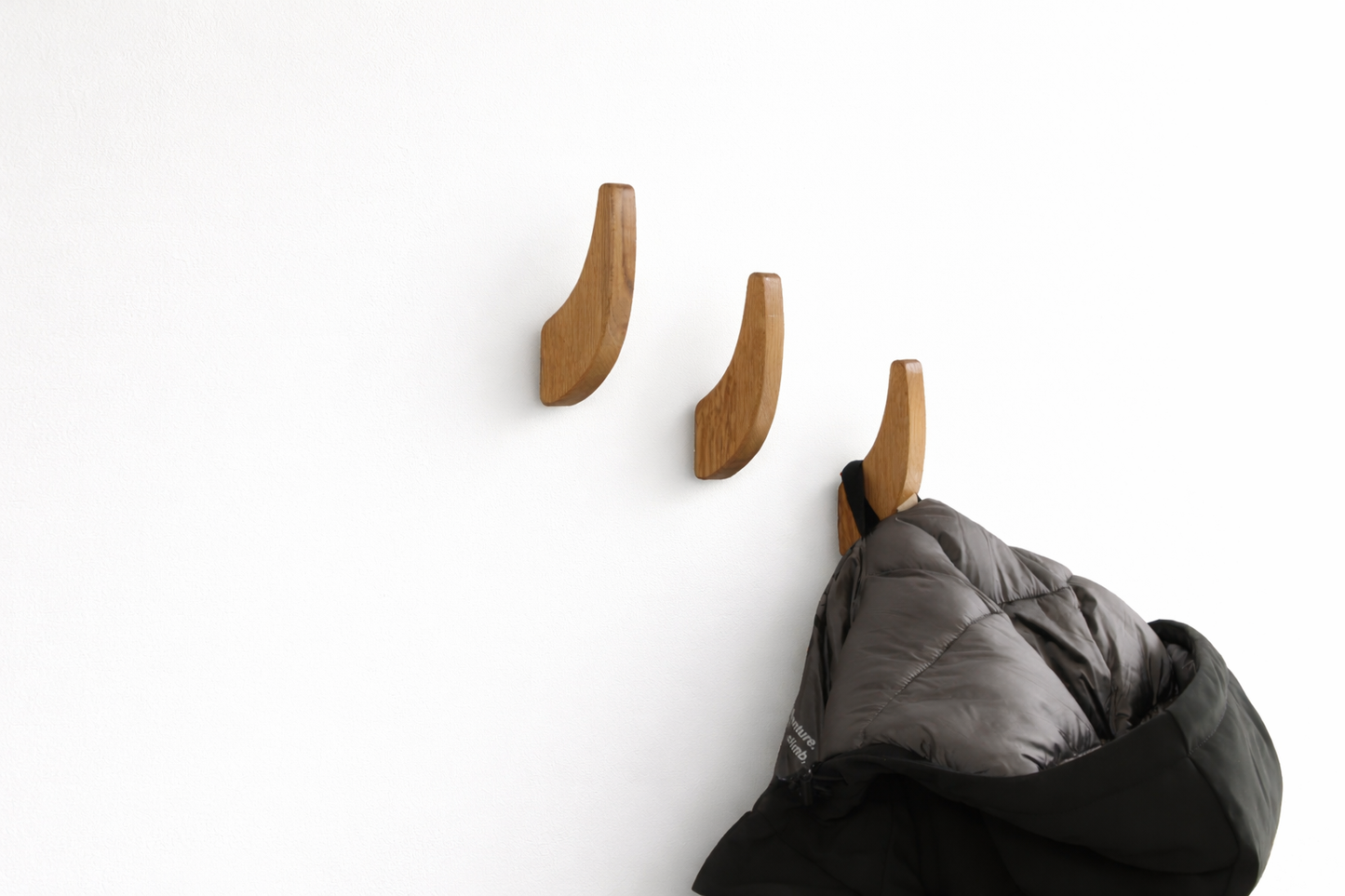 Garderobenhaken aus Massivholz Eiche – Handgefertigte Wandhaken – Minimalistische Kleiderhaken aus Eichenholz – Modern & Zeitlos