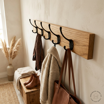 Wandgarderobe im Flur montiert – praktischer Stauraum für Jacken und Taschen.