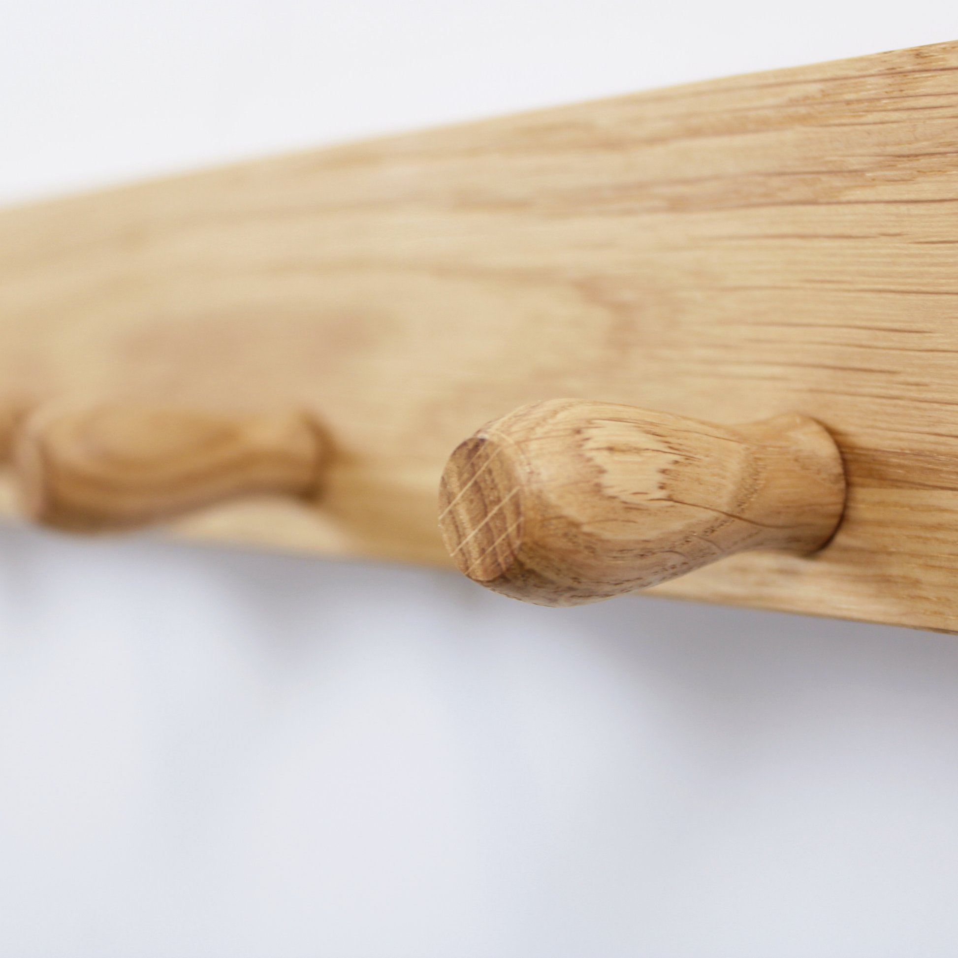 Wandgarderobe als Einzugsgeschenk – zeitloses Design für jeden Eingangsbereich.