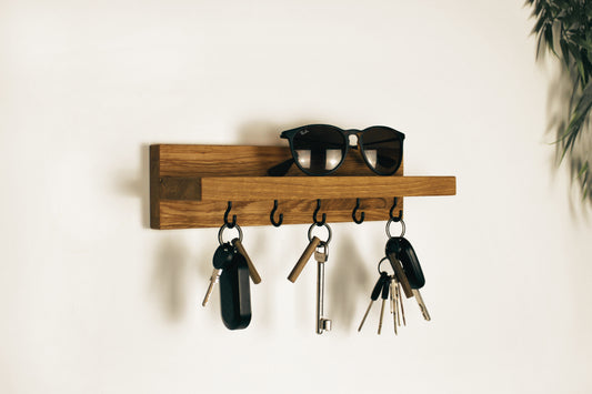 Schlüsselbrett mit Ablage aus Eichenholz mit schwarzen Schraubhaken