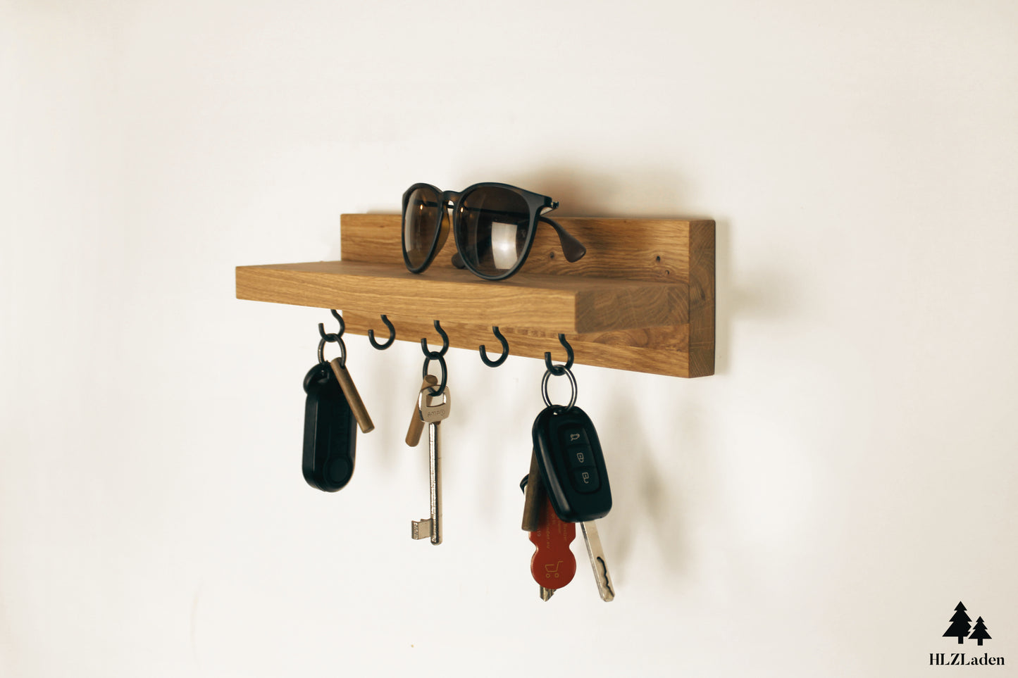 Schlüsselbrett mit Ablage aus Eichenholz mit schwarzen Schraubhaken