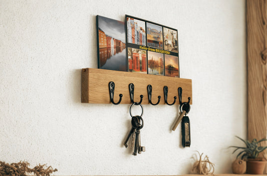 Schlüsselbrett mit Postkartenschlitz und schwarzen Haken