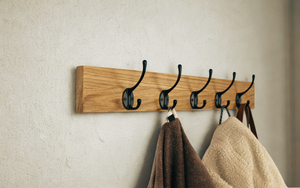 Wandgarderobe mit schwarzen Schwanenhalshaken