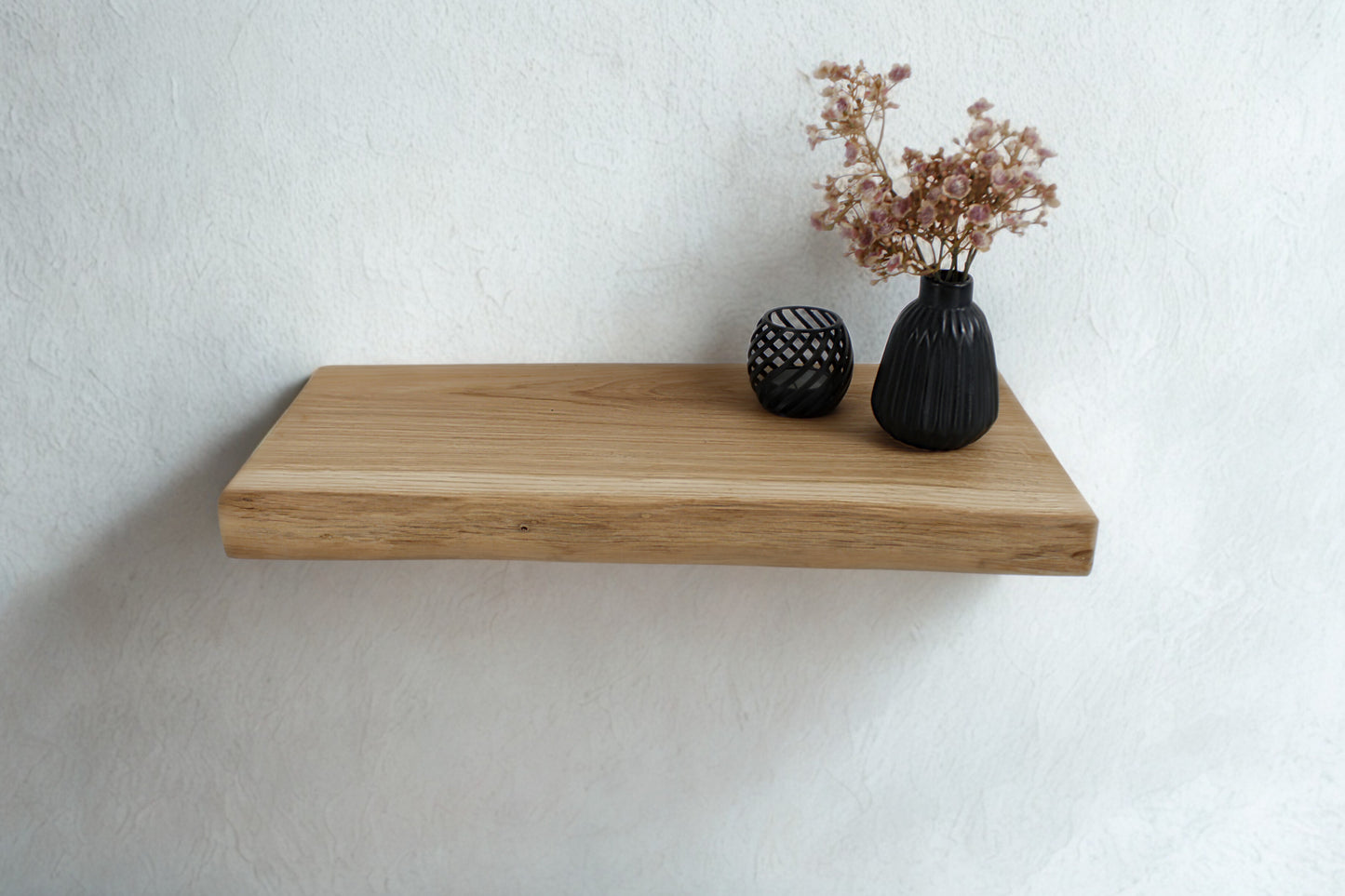 Massives Holzregal mit Baumkante, nachhaltiges Regal aus Holz, Regal nach Maß