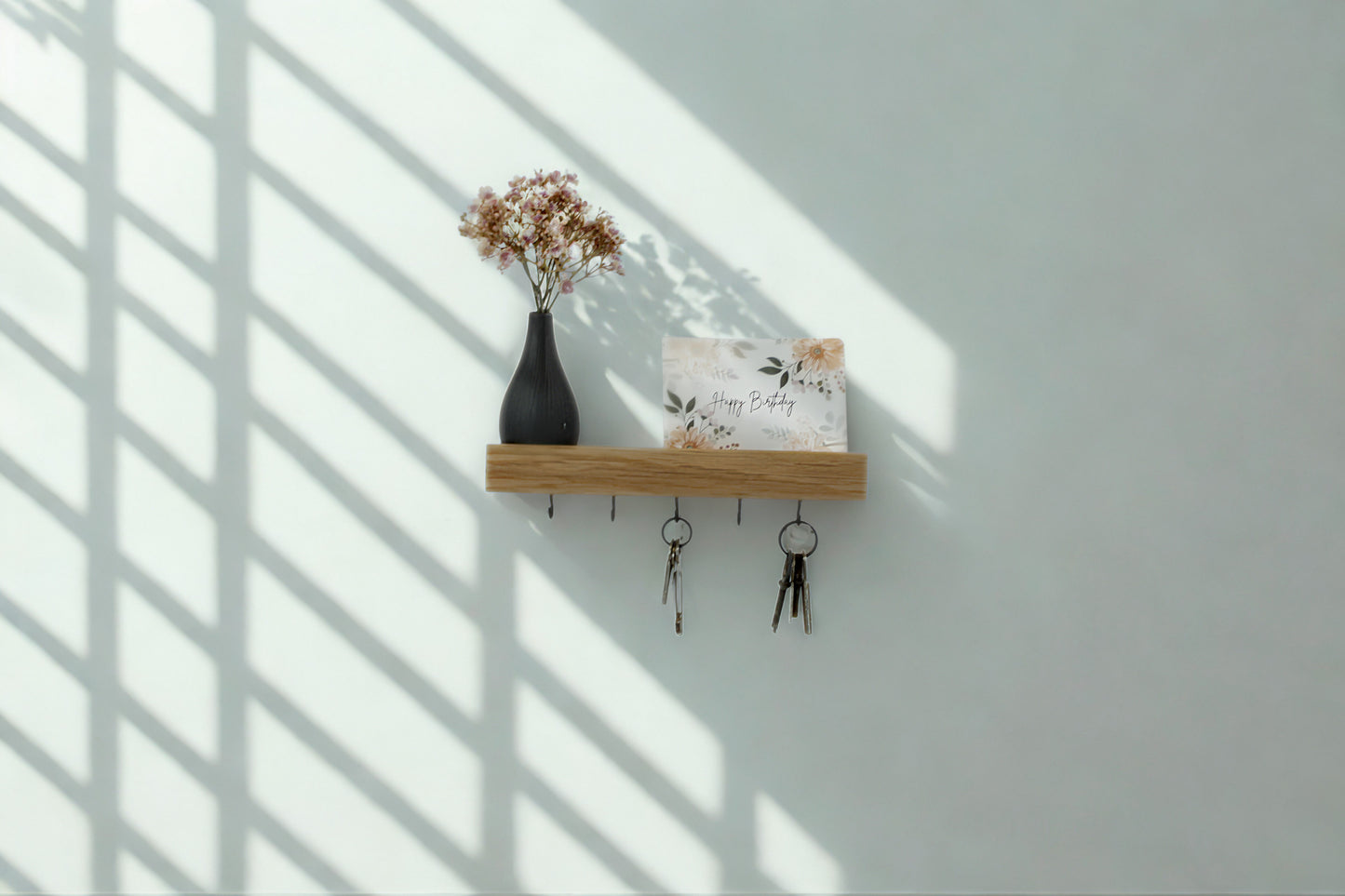 Schlüsselbrett Tavero aus Eiche mit Ablage & Haken – Wandregal aus Massivholz, handgefertigt, minimalistisch | modern