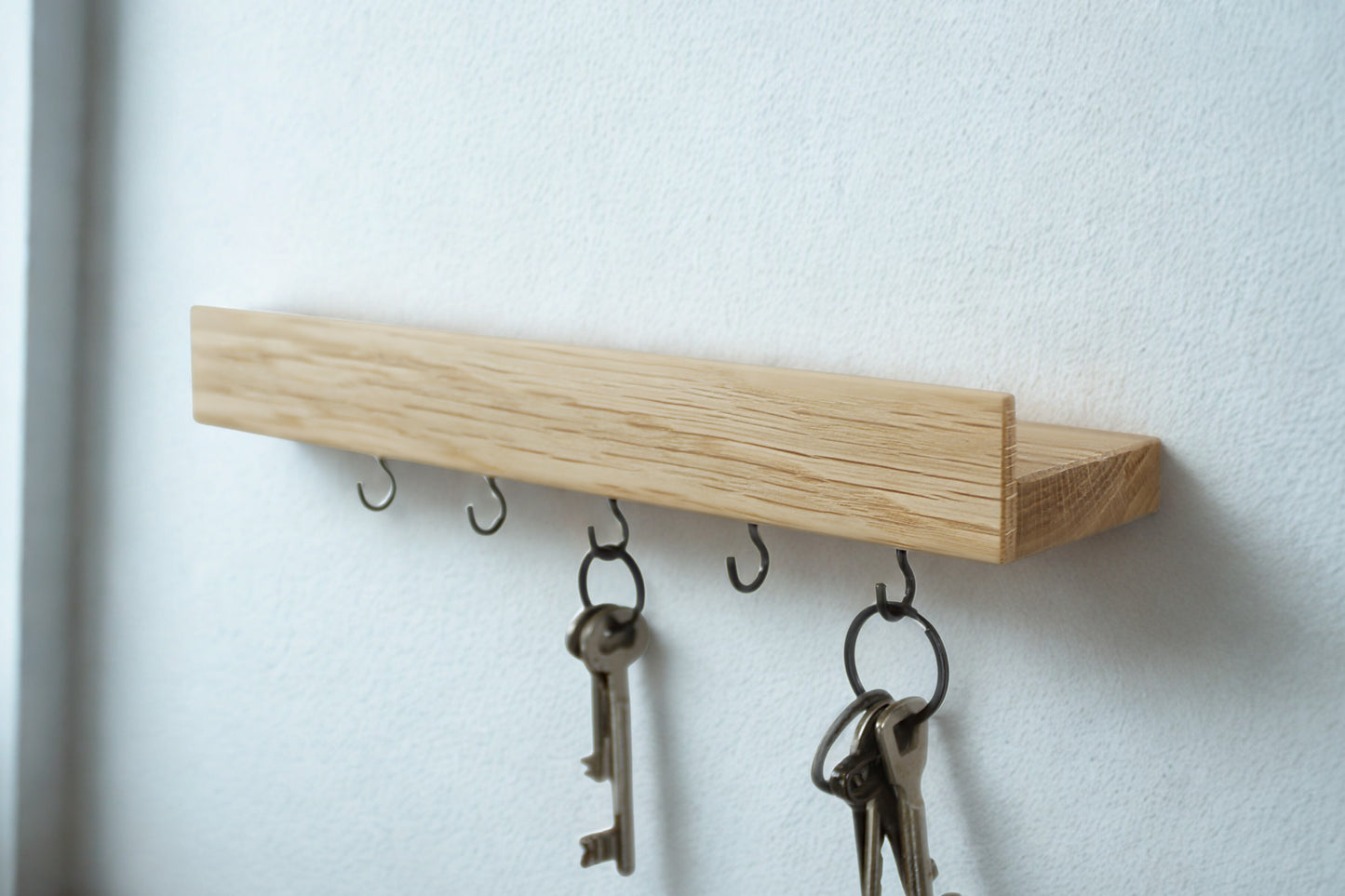 Schlüsselbrett Tavero aus Eiche mit Ablage & Haken – Wandregal aus Massivholz, handgefertigt, minimalistisch | modern