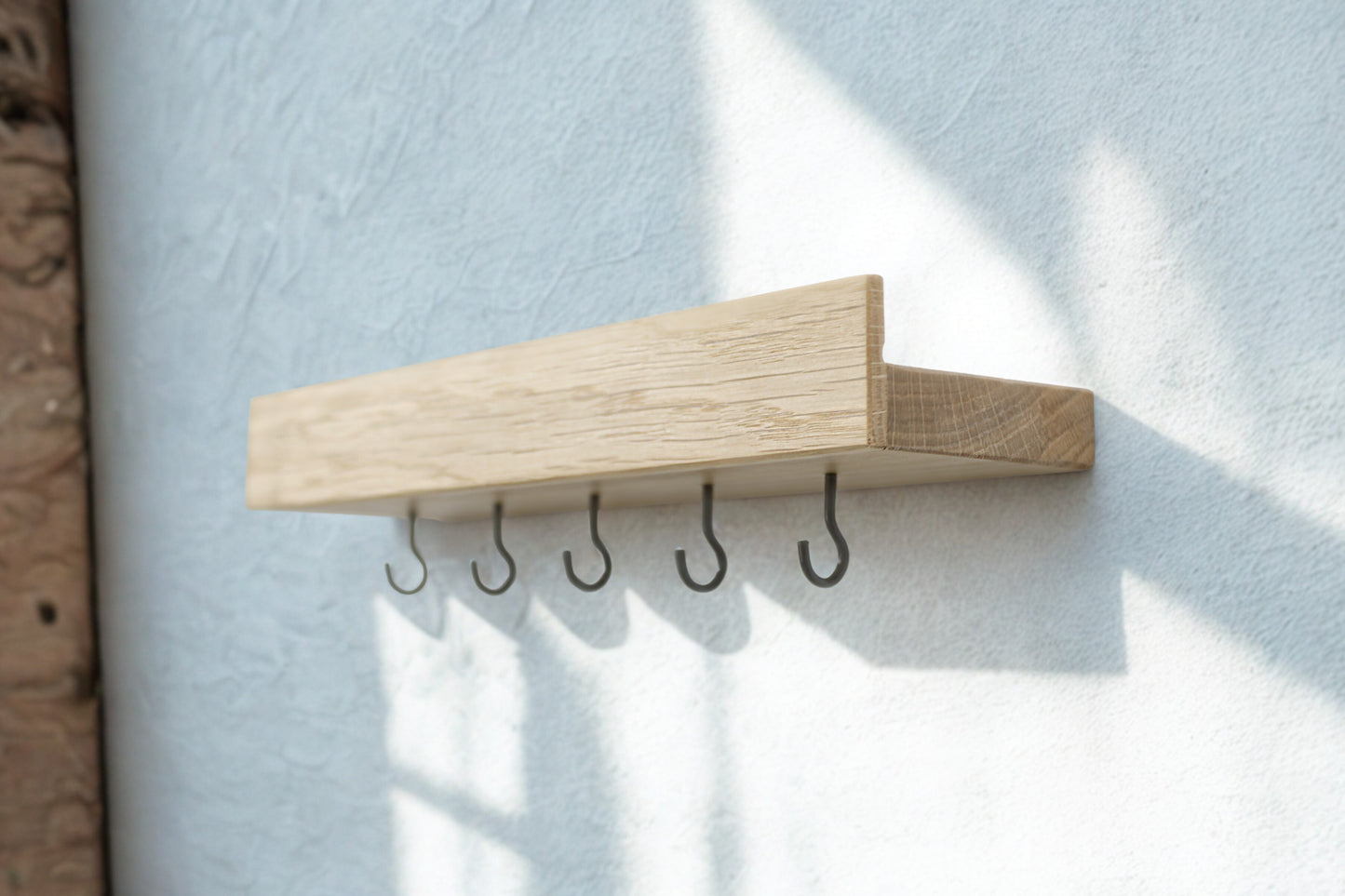 Schlüsselbrett Tavero aus Eiche mit Ablage & Haken – Wandregal aus Massivholz, handgefertigt, minimalistisch | modern