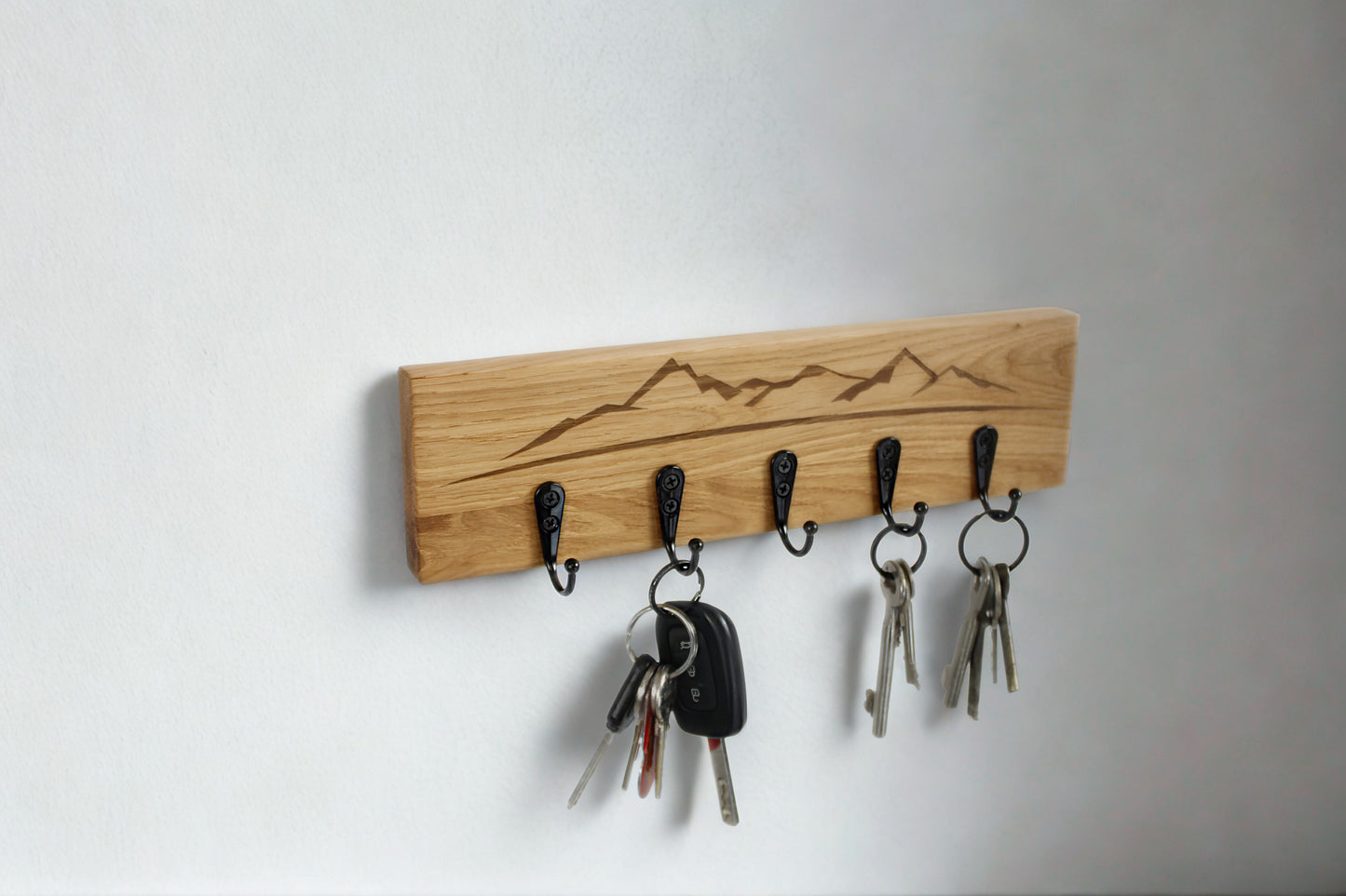 Schlüsselbrett Eiche mit Bergpanorama Gravur | Massivholz Handgefertigt | Schlüsselboard Schwarze Haken | Geschenk Bergliebhaber | HlzLaden