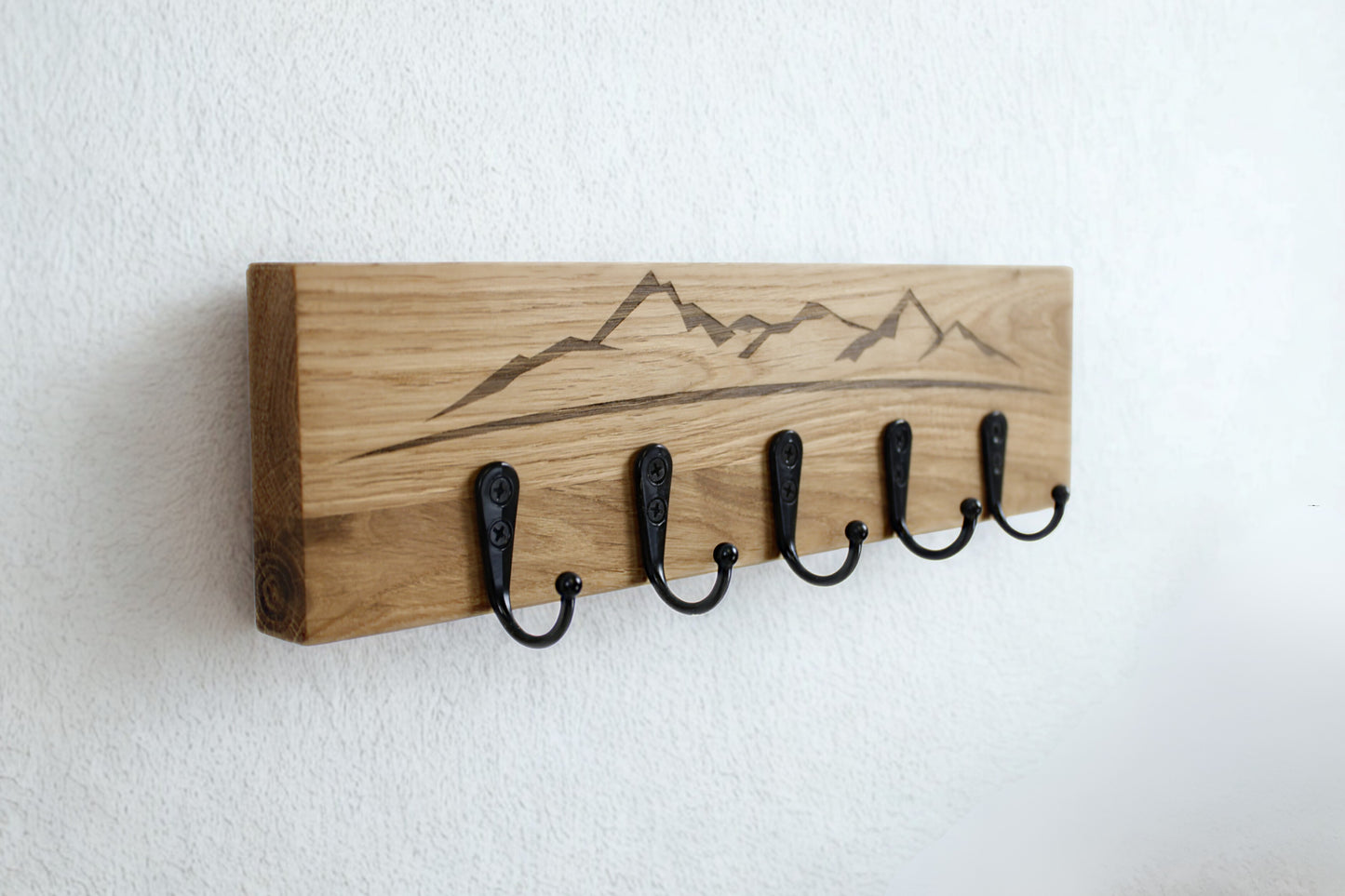 Schlüsselbrett Eiche mit Bergpanorama Gravur | Massivholz Handgefertigt | Schlüsselboard Schwarze Haken | Geschenk Bergliebhaber | HlzLaden
