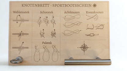 Hände üben einen Knoten am Knotenbrett Sportbootsschein – praktisches Training für das Training für den SBF.