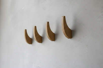 Garderobenhaken aus Massivholz Eiche – Handgefertigte Wandhaken – Minimalistische Kleiderhaken aus Eichenholz – Modern & Zeitlos