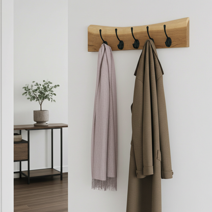 Garderobe mit rustikaler Waldkante und schwarzen Schwanenhals Haken